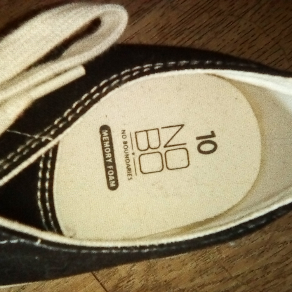 No bondres black and white tennis shoes